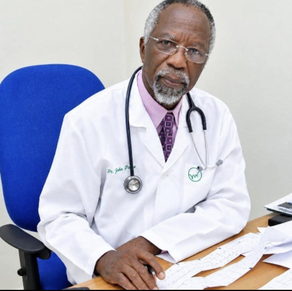 Le Professeur Kombila Koumba, cardiologue, à son cabinet